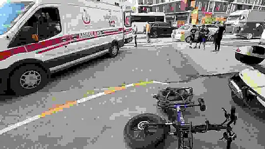 Otomobile çarpmamak için manevra yapınca bisikletten düştü