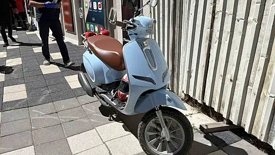 Otomobile çarpmamak için manevra yaptı, taş dubaya çarpıp savruldu