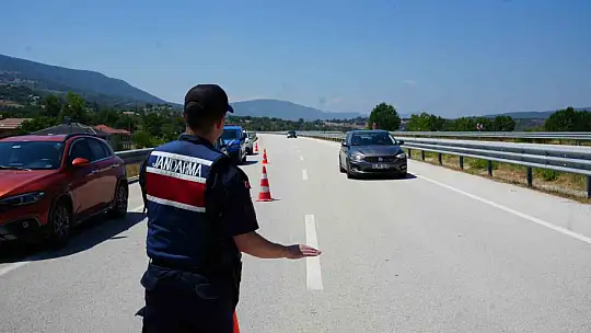 Otomobilin çarptığı bisikletli ağacın altında ölü bulundu