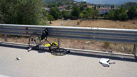 Otomobilin çarptığı bisikletli ağacın altında ölü bulundu