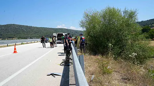Otomobilin çarptığı bisikletli ağacın altında ölü bulundu