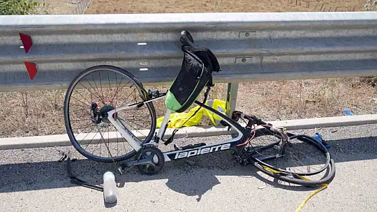 Otomobilin çarptığı bisikletli ağacın altında ölü bulundu