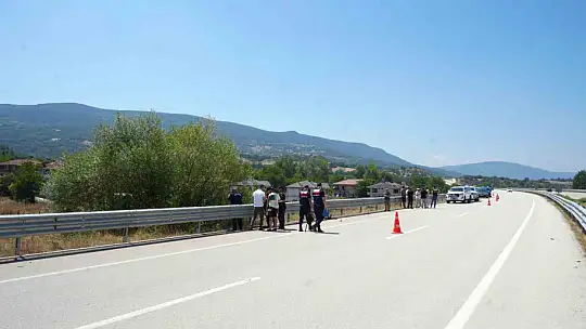 Otomobilin çarptığı bisikletli ağacın altında ölü bulundu