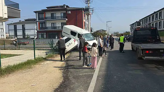 Otomobilin çarptığı minibüs park halindeki aracın üzerine çıktı: 3 yaralı