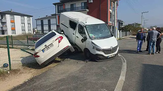 Otomobilin çarptığı minibüs park halindeki aracın üzerine çıktı: 3 yaralı