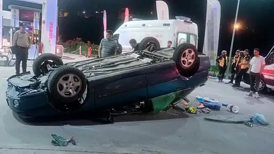 Otomobilin kaldırıma çarpıp ters döndüğü anlar kamerada