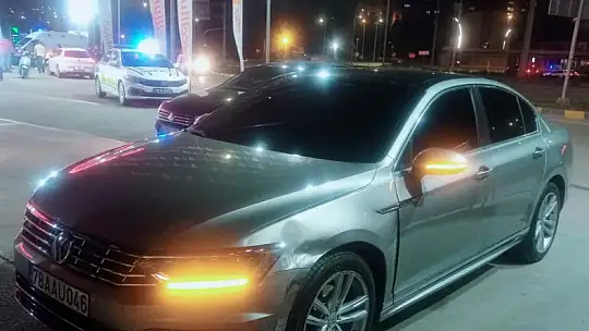 Otomobilin kaldırıma çarpıp ters döndüğü anlar kamerada