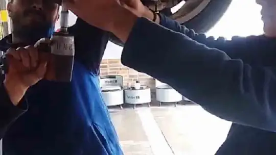 Otomobilin motoruna giren yavru kedi kurtarıldı