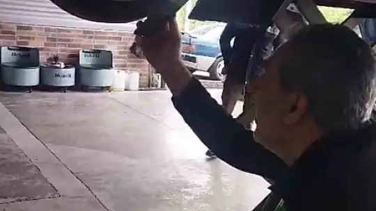 Otomobilin motoruna giren yavru kedi kurtarıldı
