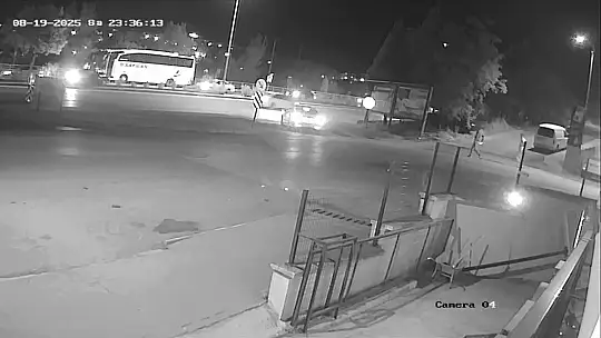 Otomobilin otobüse çarptığı anlar kamerada