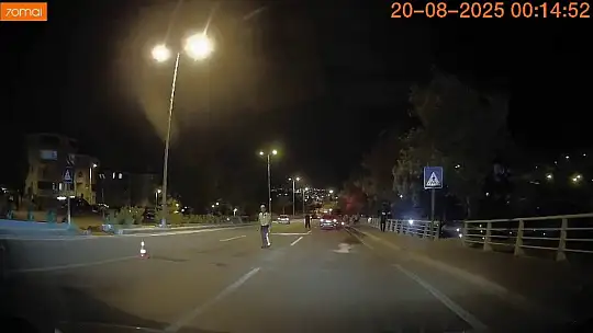 Otomobilin otobüse çarptığı anlar kamerada
