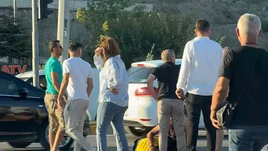 Otomobilin yayaya çarptığı anlar kamerada