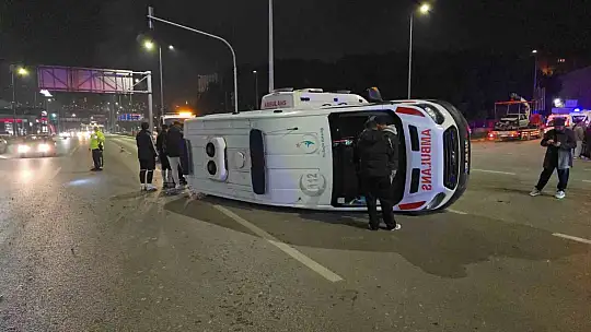 Otomobille çarpışan ambulans devrildi: 3 sağlık çalışanı yaralandı