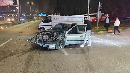 Otomobille çarpışan ambulans devrildi: 3 sağlık çalışanı yaralandı