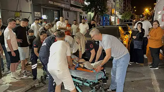 Otomobille çarpışan motosikletteki 2 kişi böyle savruldu: 3 yaralı