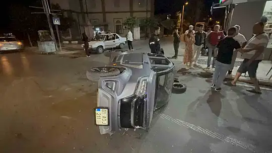 Otomobille çarpışan motosikletteki 2 kişi böyle savruldu: 3 yaralı