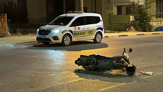 Otomobille çarpışan motosikletteki 2 kişi yaralandı