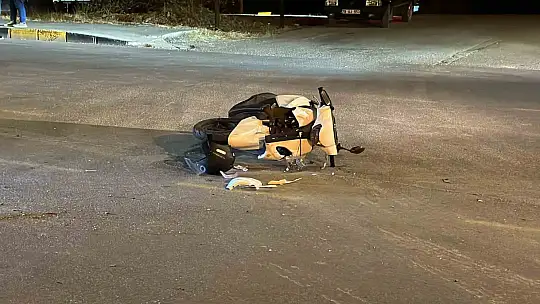 Otomobille çarpışan motosikletteki 2 kişi yaralandı