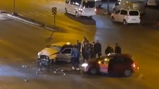 Otomobiller kafa kafaya çarpıştı 2 yaralı