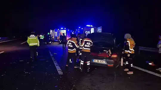 Otoyolda önce refüje sonra bariyerlere çarpan otomobil hurdaya döndü: 4 yaralı