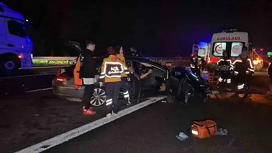 Otoyolda önce refüje sonra bariyerlere çarpan otomobil hurdaya döndü: 4 yaralı