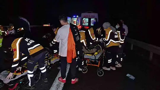 Otoyolda önce refüje sonra bariyerlere çarpan otomobil hurdaya döndü: 4 yaralı