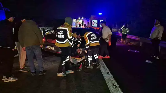 Otoyolda önce refüje sonra bariyerlere çarpan otomobil hurdaya döndü: 4 yaralı