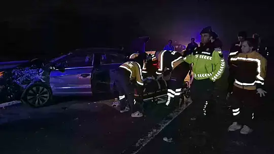 Otoyolda önce refüje sonra bariyerlere çarpan otomobil hurdaya döndü: 4 yaralı