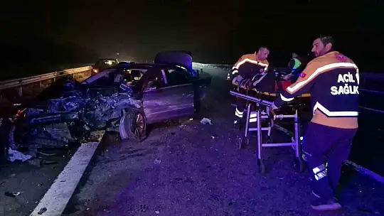 Otoyolda önce refüje sonra bariyerlere çarpan otomobil hurdaya döndü: 4 yaralı