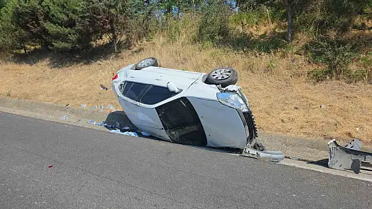 Otoyolda takla atan otomobilde 4 kişi yaralandı