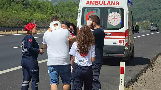Otoyolda takla atan otomobilde 4 kişi yaralandı