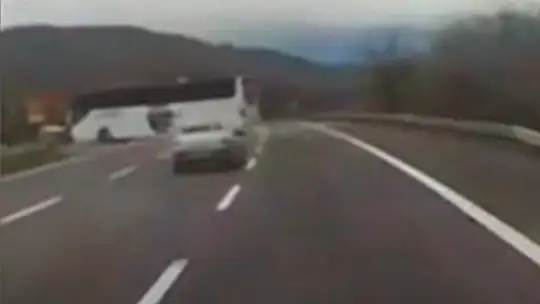 Otoyolda yasak yerden dönüş yapan otobüs sürücüsüne ceza