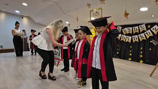 Özel minikler kep atıp mezuniyet coşkusu yaşadı
