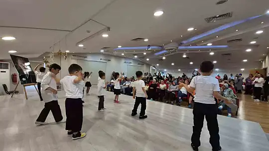 Özel minikler kep atıp mezuniyet coşkusu yaşadı