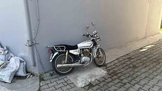 Panelvan araca çarpan motosiklet sürücüsü yaralandı