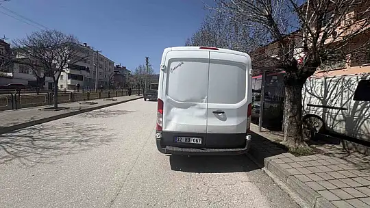 Panelvan araca çarpan motosiklet sürücüsü yaralandı