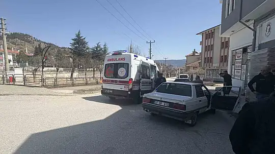Panelvan araca çarpan motosiklet sürücüsü yaralandı