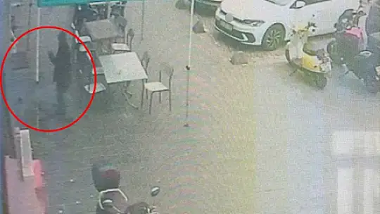 Para alamayınca dükkan önündeki masayı devirdi