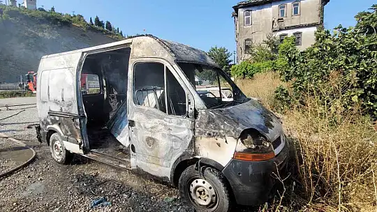 Park halinde alevlere teslim olan panelvan araç yandı