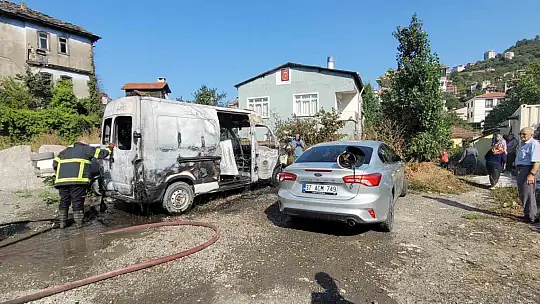 Park halinde alevlere teslim olan panelvan araç yandı