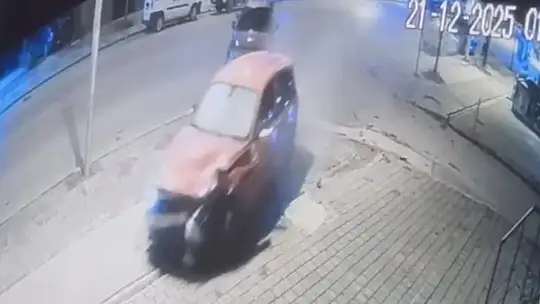 Park halindeki araca çarpan otomobildeki 4 kişi kazayı yara almadan atlattı