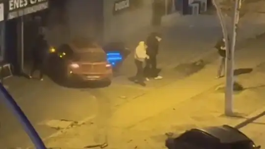 Park halindeki araca çarpan otomobildeki 4 kişi kazayı yara almadan atlattı