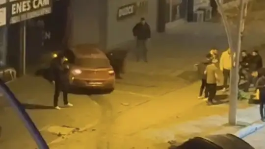 Park halindeki araca çarpan otomobildeki 4 kişi kazayı yara almadan atlattı