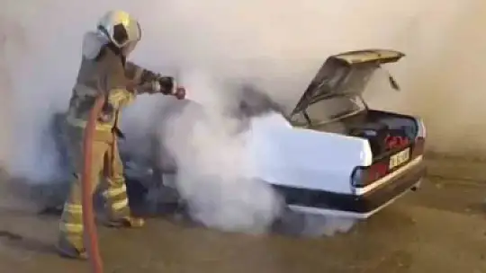 Park halindeki otomobil alev topuna döndü