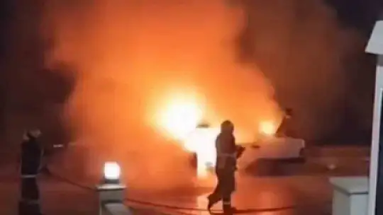 Park halindeki otomobil alev topuna döndü