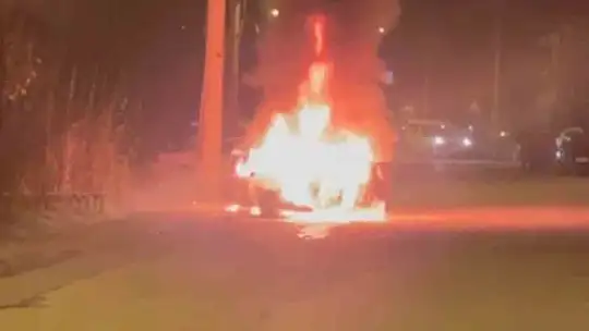 Park halindeki otomobil alev topuna döndü