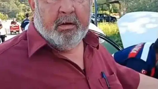Park halindeki otomobil alevlere teslim oldu: Vatandaşlar yangın tüpleriyle seferber oldu