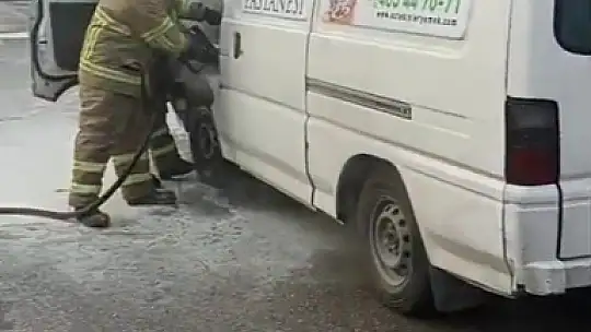 Park halindeki panelvan minibüste yangın paniği