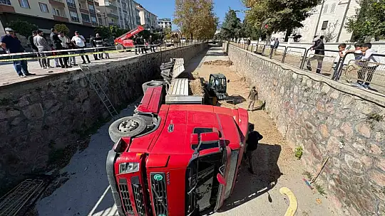 Park halindeyken hareket eden tır çaya uçtu