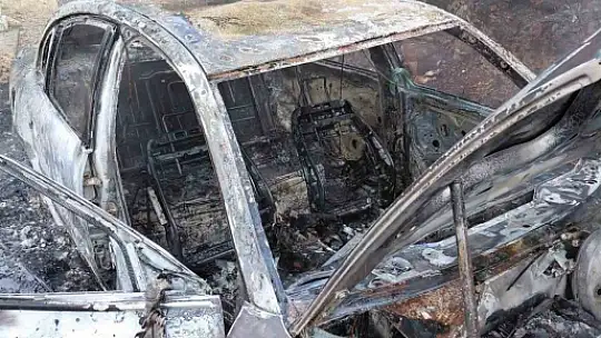 Park halindeyken yanan otomobil kullanılmaz hale geldi
